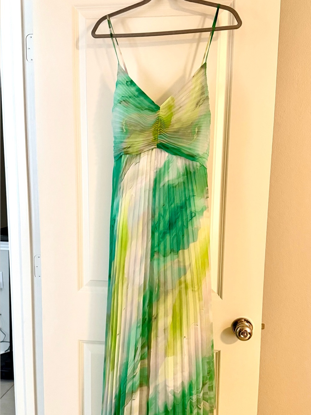 New with Tags Express Printed Pleated V-Neck Sleeveless Maxi Dress Abstract Gree